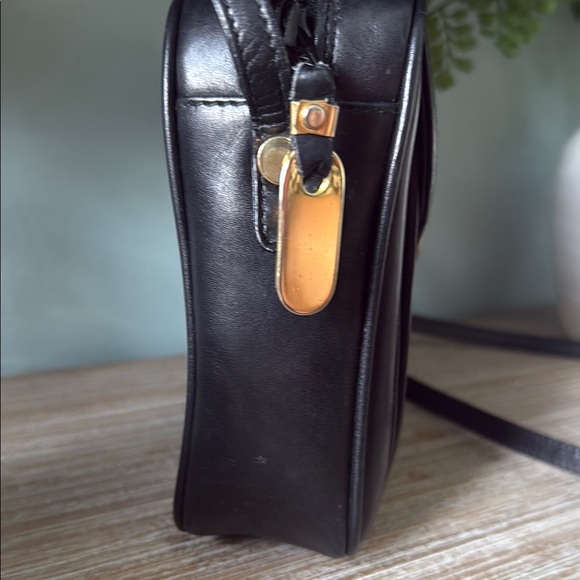 Gucci Black Leather vintage crossbody Bag with Gold-Tone Hardware - Picture 2 of 15